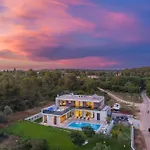 Villa Luxury Luni With Big Private Pool And Hot Tub In Medulin *