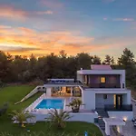 Luxury Luni With Big Private Pool And Hot Tub In Medulin Villa