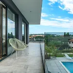 Villa Luxury Luni With Big Private Pool And Hot Tub In Medulin