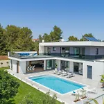 Villa Luxury Luni With Big Private Pool And Hot Tub In Medulin *