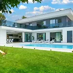 Luxury Luni With Big Private Pool And Hot Tub In Medulin Villa