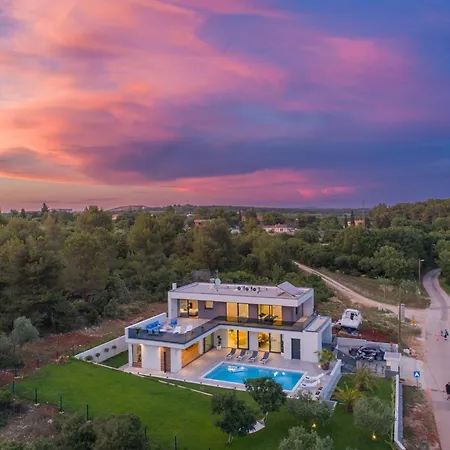 Βίλα Luxury Luni With Big Private Pool And Hot Tub In Medulin *