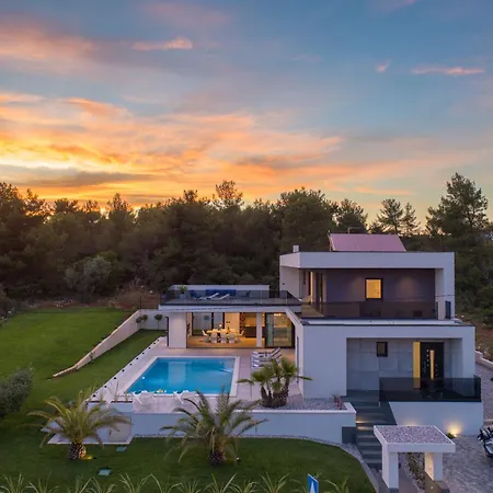 Luxury Luni With Big Private Pool And Hot Tub In Medulin Villa