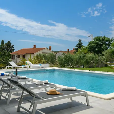 Luxury Luni With Big Private Pool And Hot Tub In Medulin