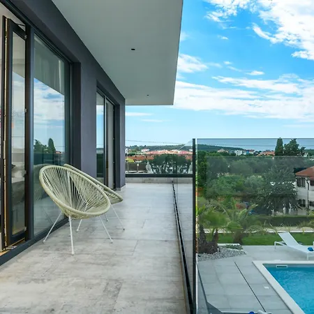 Βίλα Luxury Luni With Big Private Pool And Hot Tub In Medulin