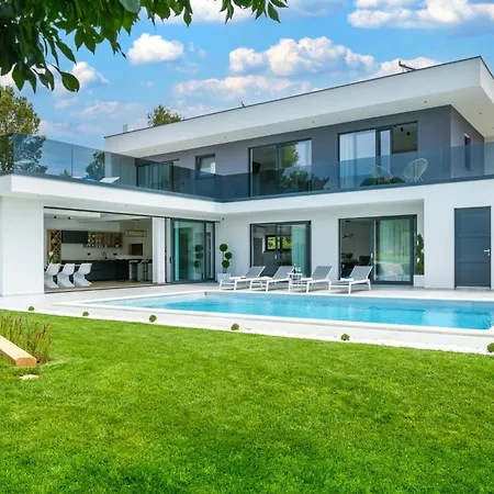Luxury Luni With Big Private Pool And Hot Tub In Medulin Βίλα