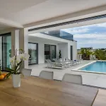 Luxury Luni With Big Private Pool And Hot Tub In Medulin فيلة بولا