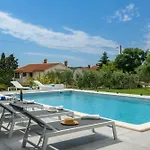 Luxury Luni With Big Private Pool And Hot Tub In Medulin