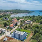 Luxury Luni With Big Private Pool And Hot Tub In Medulin فيلة بولا