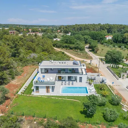Luxury Luni With Big Private Pool And Hot Tub In Medulin بولا
